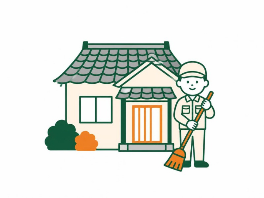姫路の空き家の前でほうきを持つ空き家管理スタッフ